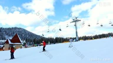 许多<strong>滑雪</strong>者在他们身后移动的起重机上在山上的平坦小道上滑行